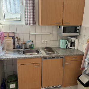 Kueche mit Herd, Kuehlschrank u.v.m.